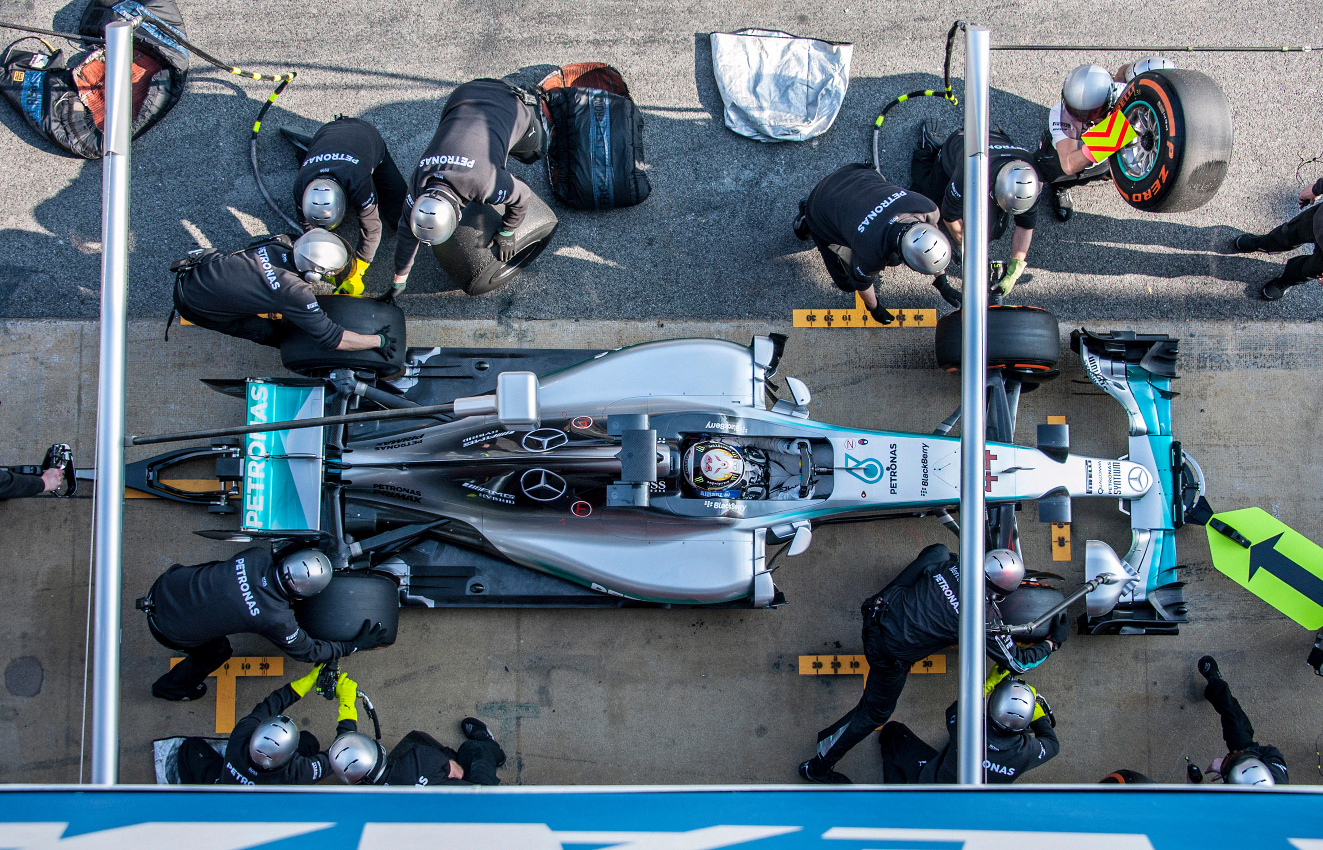 F1 pit crew — every role clear, every action sequenced